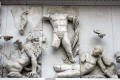 Πέργαμος, Βωμός του Δία, Ζωφόρος της Γιγαντομαχίας, Ο Απόλλωνας εναντίον γίγαντα