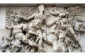 Πέργαμος, Βωμός του Δία, Ζωφόρος της Γιγαντομαχίας, Η Αθηνά μάχεται εναντίον του Αλκυονέα (ή Εγκέλαδου)